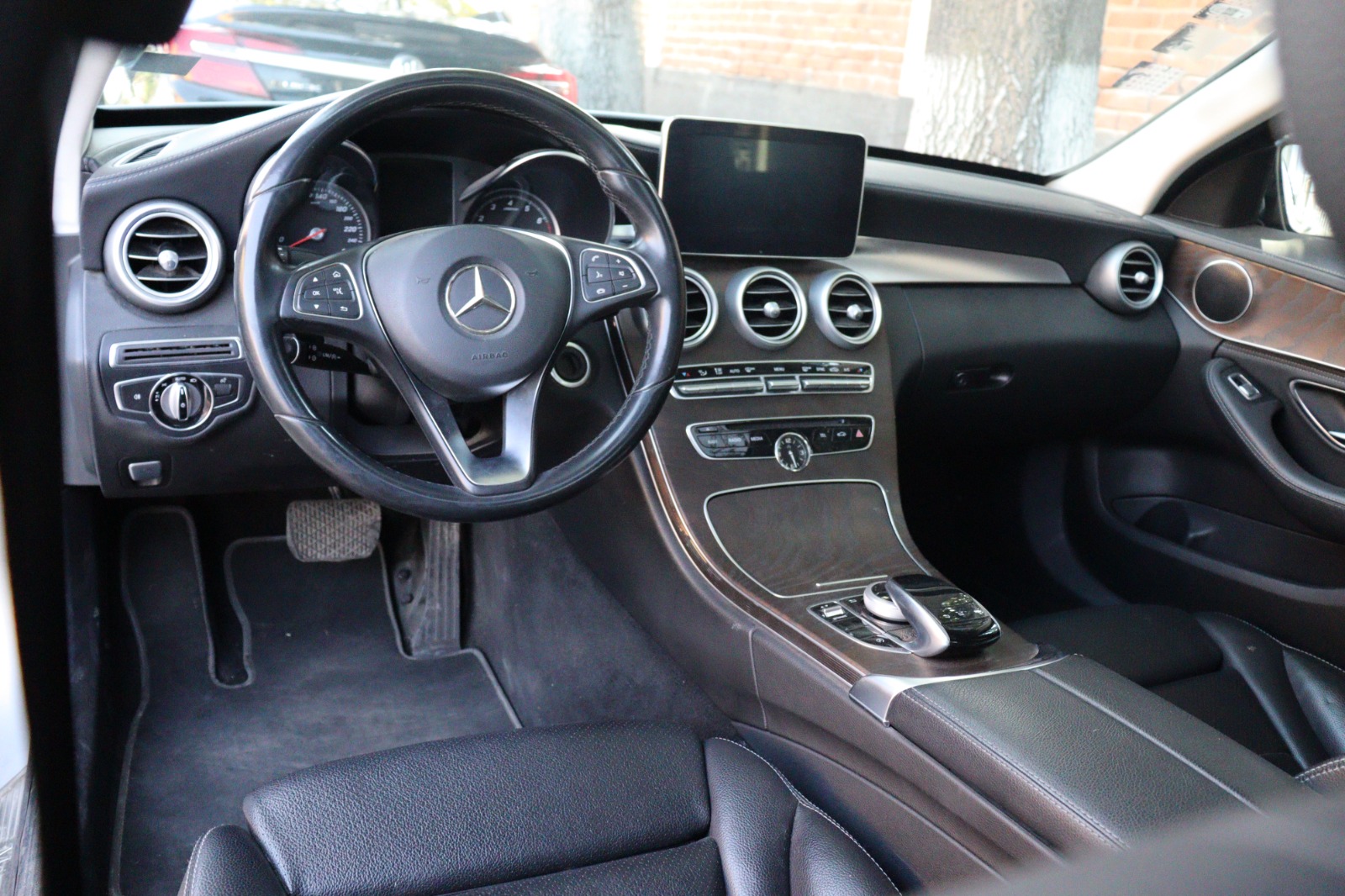img/CarSale/mercedes-4.jpeg